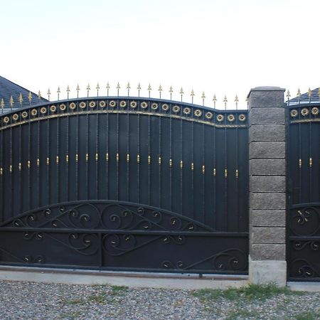 Акватика Hotel Pitsoenda Buitenkant foto